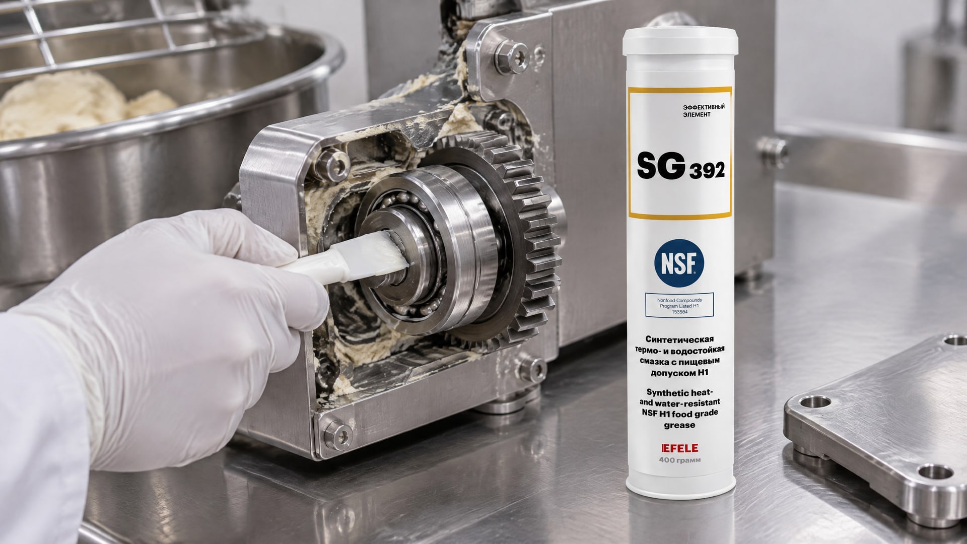 Работник наносит пищевую смазку EFELE SG-392 на упаковку продукта.